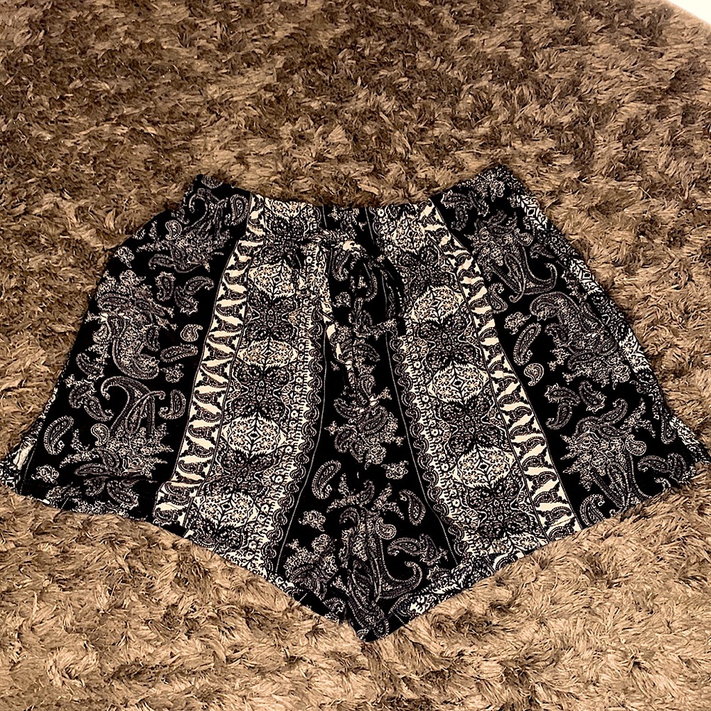 Small short with pattern